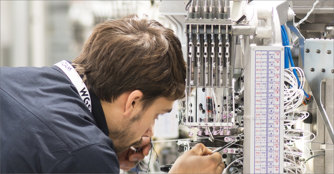 Tecnico Lonati che sistema una macchina